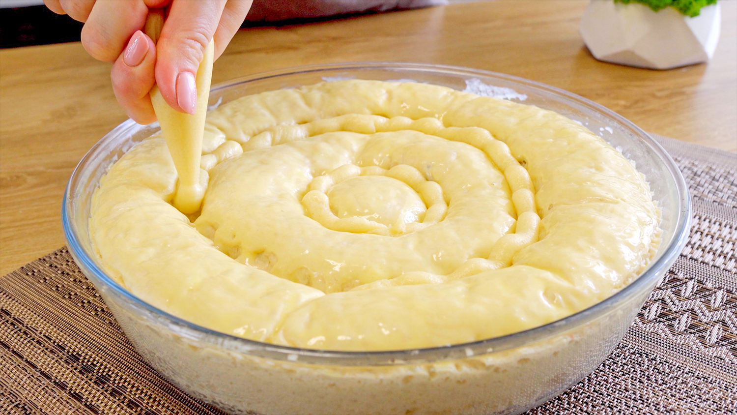 Смазать тесто. Белково-воздушное тесто перед выпечкой фото. Чем смазать тесто перед выпечкой. Чем можно смазать тесто.