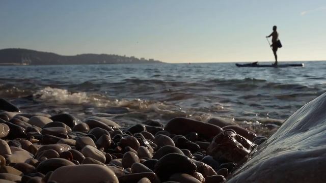 Море, камни, мужчина плывет на subboard смотреть онлайн