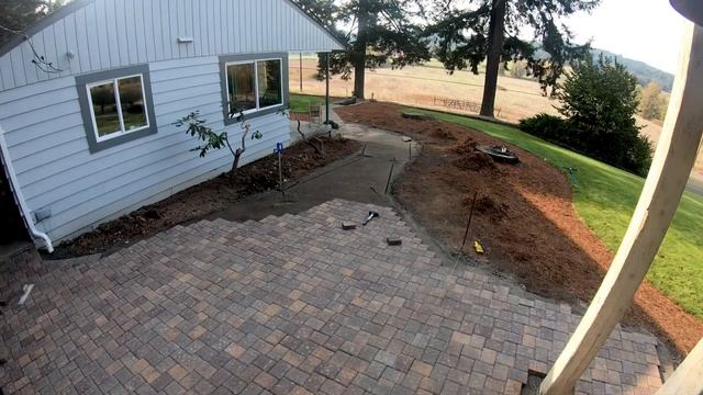 How to Lay a Curved Paving Stone Walkway смотреть онлайн