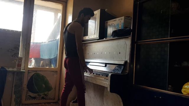 новичок пианино играет