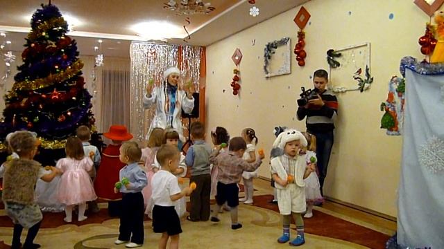 Чингиз смешно кружится на утреннике смотреть онлайн