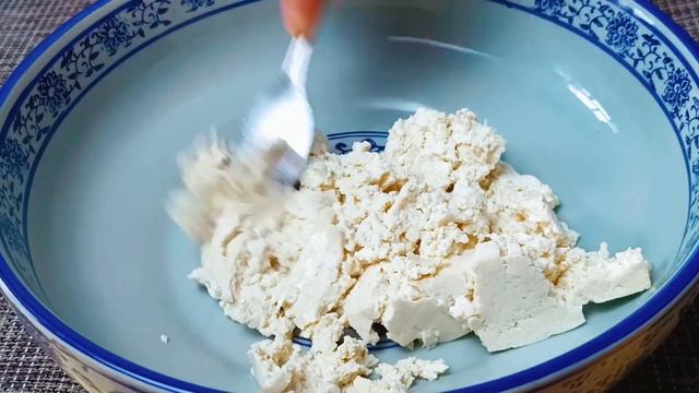 香椿別炒雞蛋了，教你一個從沒吃過的做法，外酥里嫩超好吃，真香【柚子愛吃】#香椿豆腐丸子，#豆腐香椿丸子做法，#香椿豆腐丸子做法，#香椿豆腐家常做法，#香椿豆腐卷步驟，#香椿豆腐教程 #tofu #y