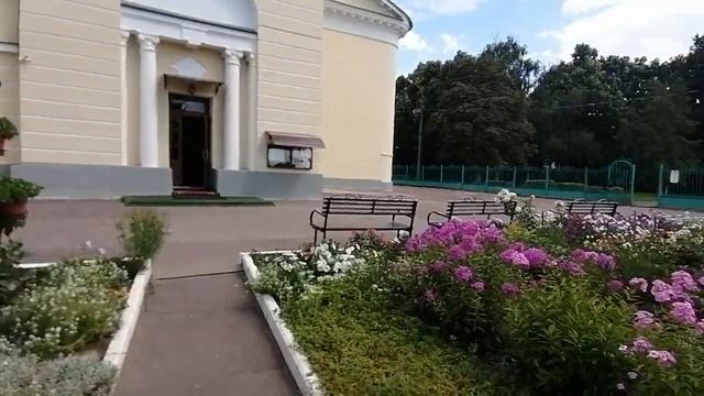 Собор Михаила Архангела цветы на территории храма Иоанн Кронштадский про цветы