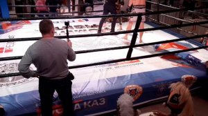 Полный раунд от начала до конца типа юэфси бои эмэмэй по смешанным единоборствам на ринге в Москве
