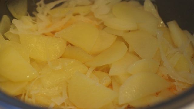 Тушеная капуста с картошкой в мультиварке