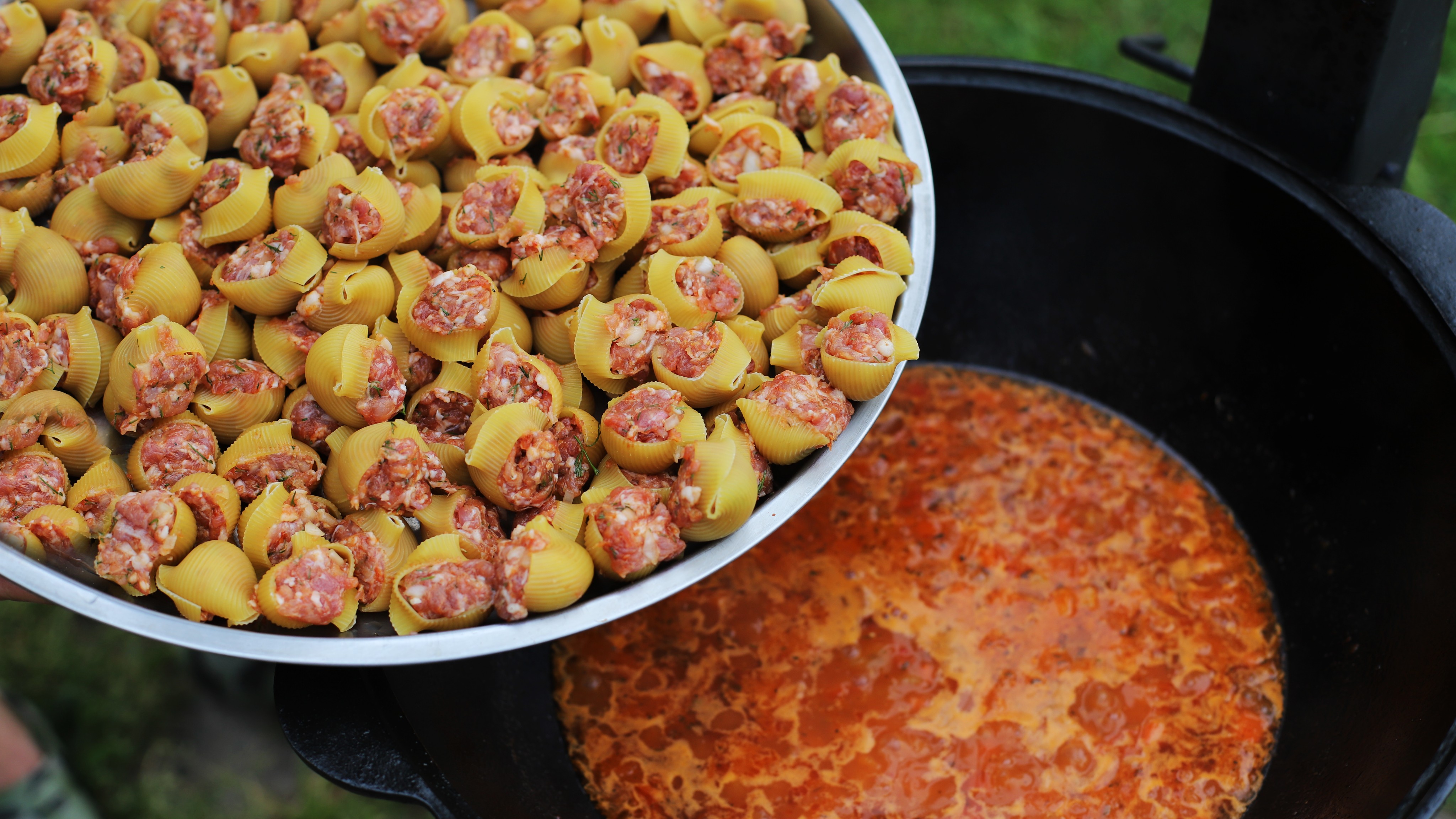 Кабачки с фаршем и макаронами. Макароны в казане с мясом. Большие круглые макароны с фаршем.