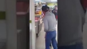 Угар)) Мужик говорит с отражением в зеркале)