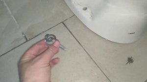 Как закрепить унитаз к полу.