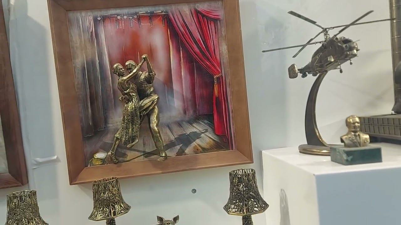 Обзор витрин сувенирных магазинов на Никольской улице в Москве (29.04.22)