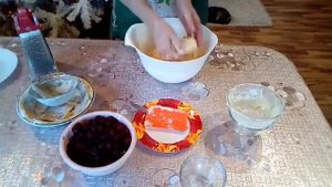 Рогалики из песочного теста с вишней.