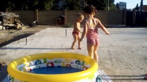 Басейн на даче. Прыжки в басейн. Учимся нырять.