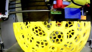 Сетчатый шарик напечатанный на 3д принтере.