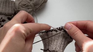 Краткий МАСТЕР-КЛАСС. Носки в технике ROOSIMINE с латвийской косой
