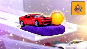 Машинки игрушки прыгают в воду с шариками. Видео для детей. Кир Кар Тойс