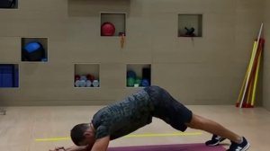 Делаем правильную планку с отведением таза назад.