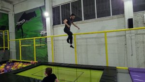 Заднее двойное сальто .《о том как нужно делать заднее двойное сальто😂》