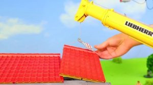 Мусоровоз перерабатывает мусор