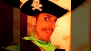 Пират и бутылка рома