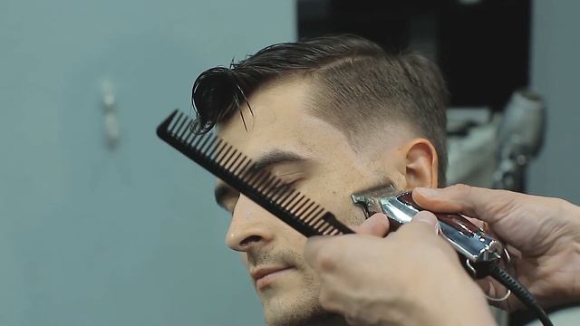 РОЛИК 60 секунд - Из классической стрижки в ХАОТИЧНЫЙ FADE смотреть онлайн