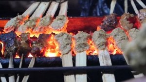 Индонезийская уличная еда рыба шашлык Убуд Бали Индонезия