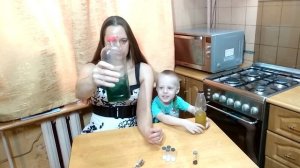 СВЕТОФОР в банке. Опыты для детей на кухне в домашних условиях с Илюшкой. Эксперименты для детей.