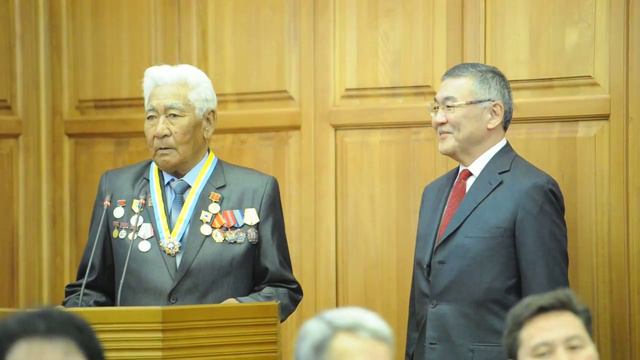 20-12-2017 А.Орлов вручил ветерану труда Василию Очирову звание Героя Калмыкии смотреть онлайн