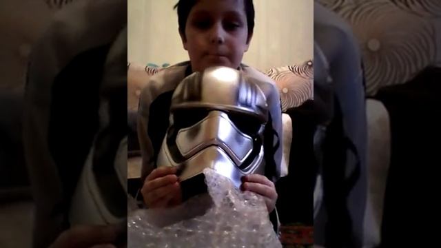 Распаковываем костюм капитана Фазма смотреть онлайн