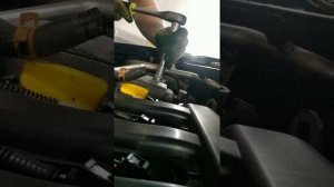 Как снять розшырительный бачок или подушку двигателя верх правая на Renault Megan 2 2008г.