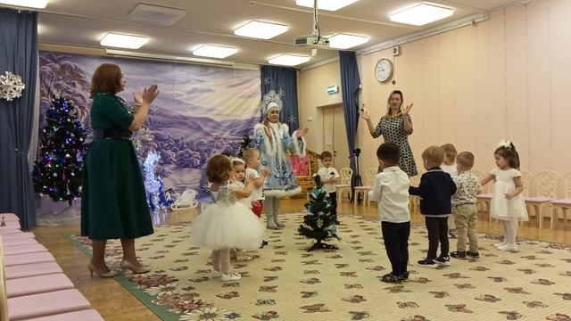 Лиза встречает 2023 год ,Новый год в детском саду 23.12.2022 дед мороз и снегурочка утренник в саду