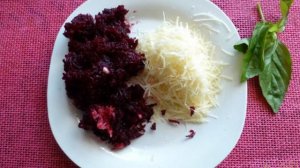 Салат из свеклы, базилика и сыра
