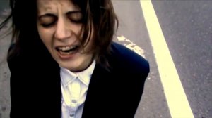 Девушка поет и играет на пианино на МКАД