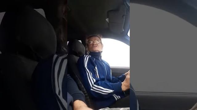 Бабуля учится водить автомобиль