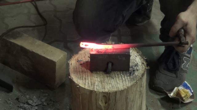 Кузнечные угары. Делаем наковальню и клещи.