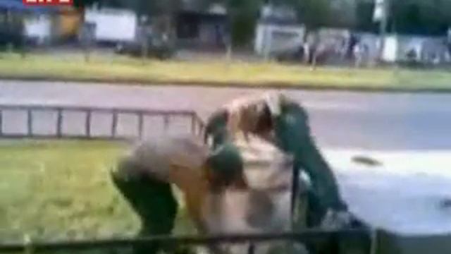 Пьяные работяги побили прохожего смотреть онлайн