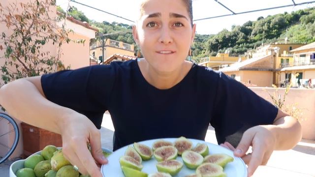 Eating Fresh FIGS I Grew In My Garden смотреть онлайн