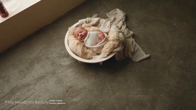 Позирование новорожденного в реквизите. Фотосеъемка новорожденного дома или в студии.