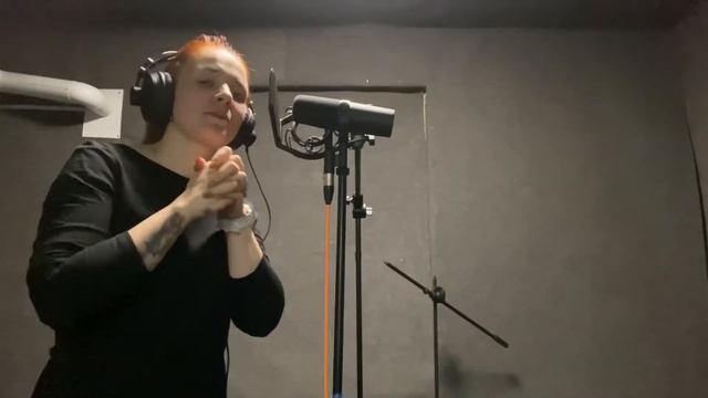 Один день из жизни RedBearry - запись вокала к песне «летят огни» смотреть онлайн