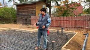 Строительство фундамента под дом из газобетона. Устройство опалубки, армирование, заливка плиты