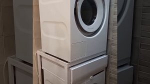 Две стиральные машинки вертикально.