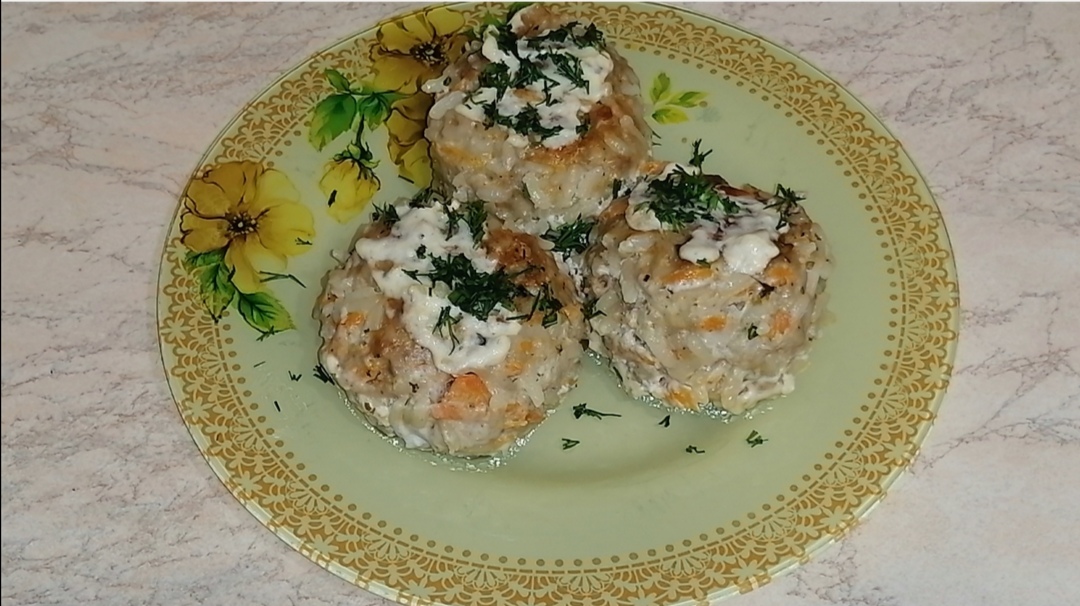 Тефтели с рисом и морковью, тушённые в сметанном соусе