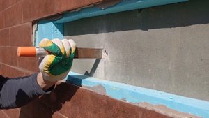 Вскрываем фасад дома, определяем причины появления трещин и его разрушение. Некачественные материал