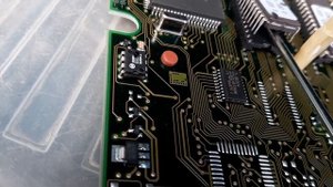 Audi a6 c4 2.5 AEL. Замена стоковых чипов на тюнингованные.