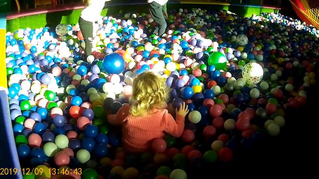 Little Duck в игровой комнате г. Переяслав! Детские лабиринты. Игры на батуте и бассейн с шариками!