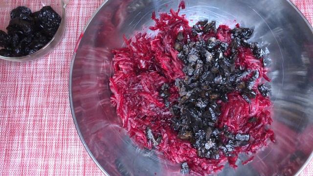 ??ВКУСНЫЙ И ЛЕГКИЙ салат из свеклы орехов и чернослива!!!?? смотреть онлайн