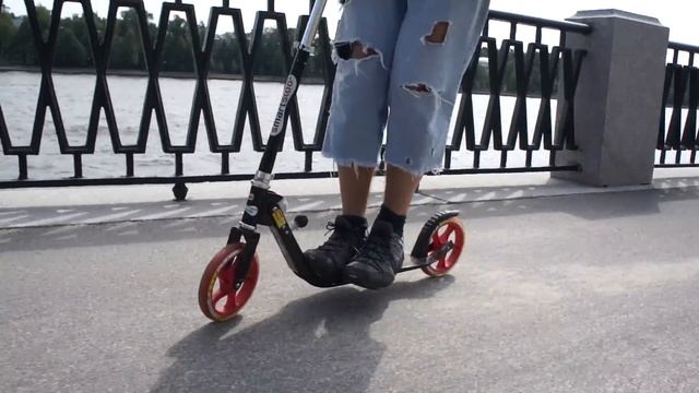Катание на самокате не касаясь земли