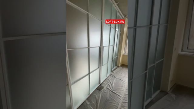Перегородка для зонирования комнаты в стиле лофт (раздвижная, белая, матовое стекло)