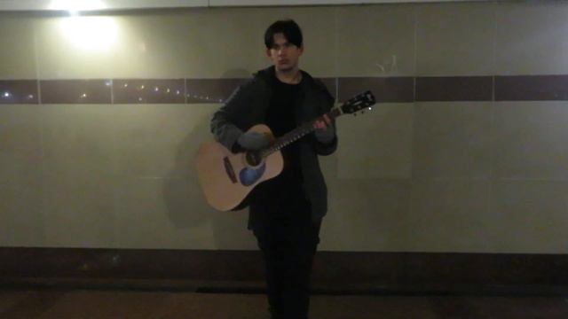 Уличный музыкант. Lil Ptaha исполняет песню: гр. 42 "Когда я пью" смотреть онлайн