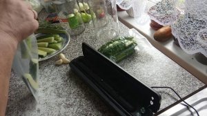 Мой подарок на ДР.  Огурцы на зиму, вакууматор в действии.
