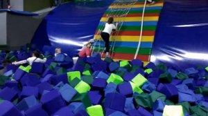 Детский развлекательный центр с горками и бассейном с кубиками