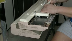 Как правильно снимать каретку на вязальной машине Brother